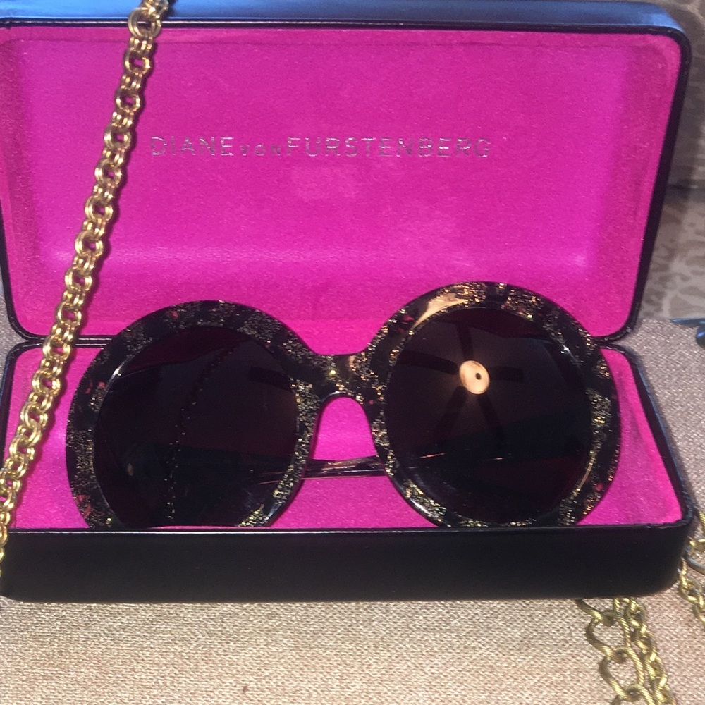 Diane von Furstenberg DVF sunglasses 😎